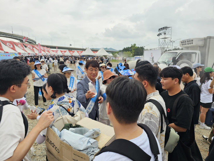 인천 하늘수 축제의 장에서 배부