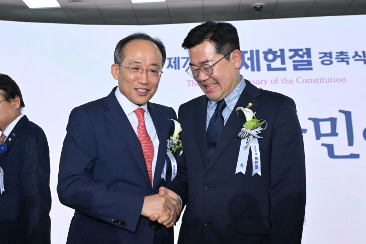 악수하는 추경호-박찬대<YONHAP NO-3945>