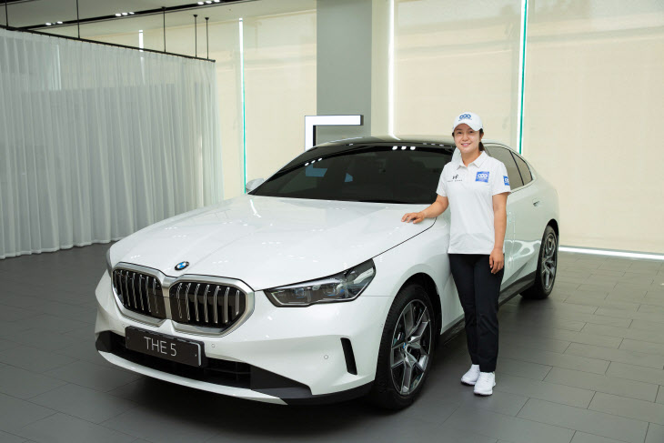 사진-BMW 도이치 모터스 이승연 선수에게 홀인원 부상 전달 (2)