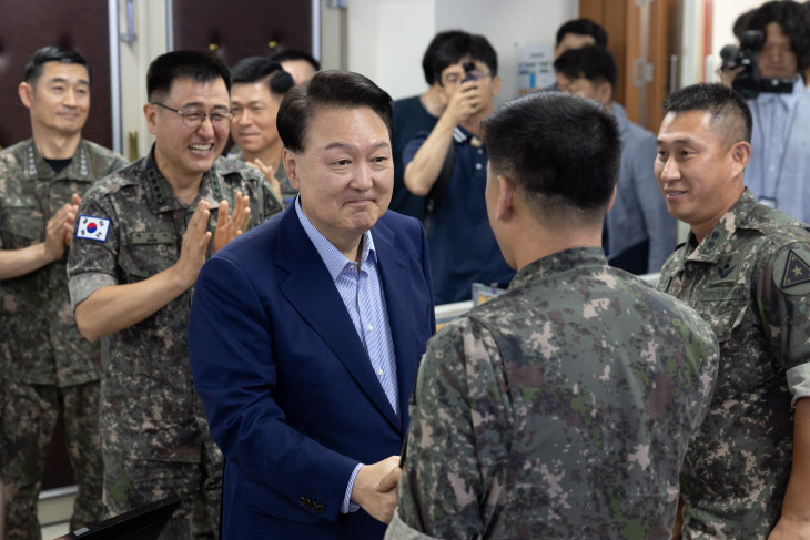 윤석열 대통령, 계룡대 전투통제실 격려