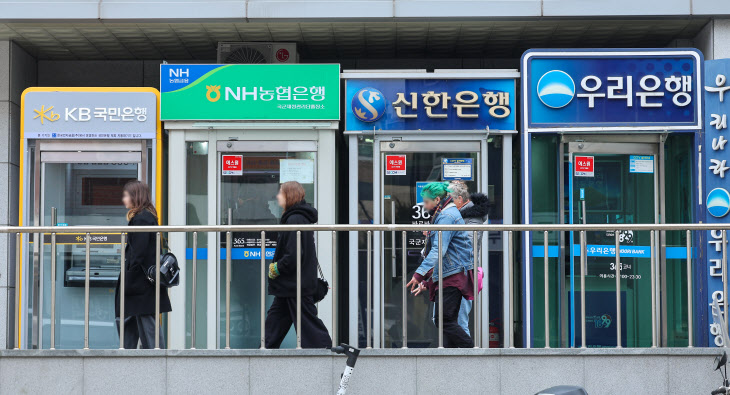 실물카드 없이 QR코드로 ATM 입출금 가능<YONHAP NO-3637>