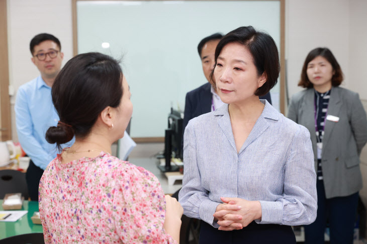 오영주 장관, 긴급자금 개시 첫날 집행현장 점검