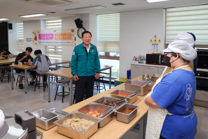 조근제 함안군수가 12일 사업이 시행되고 있는 함안군청소년수