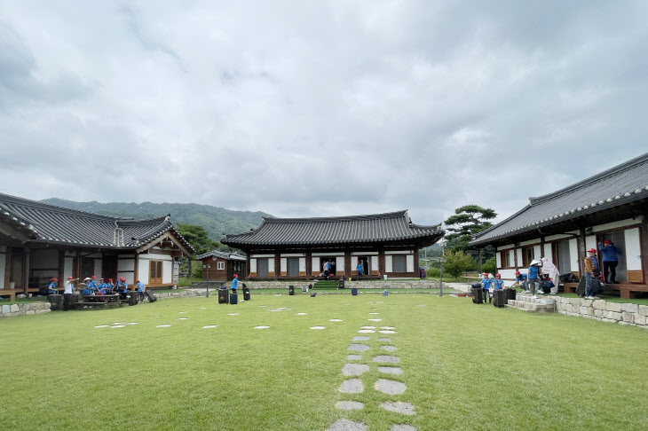 농촌체험휴마을에서 여유로운 시간을 보내고 있다