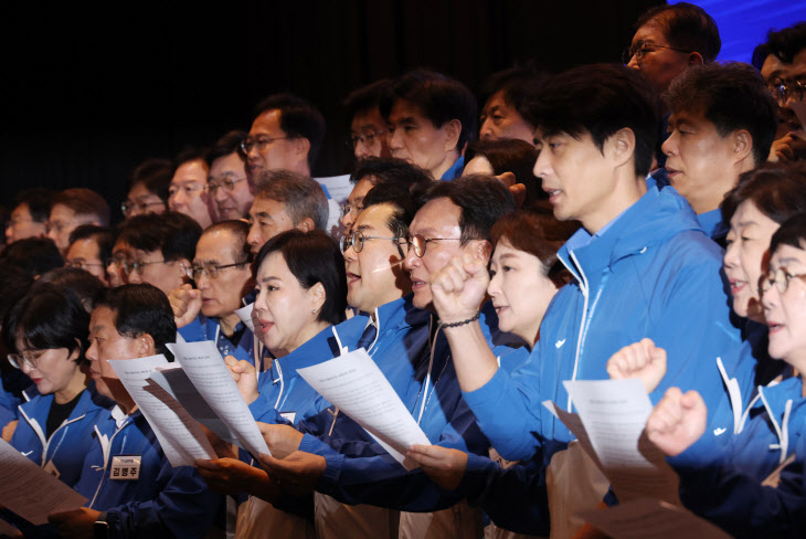 결의문 낭독하는 민주당<YONHAP NO-2845>