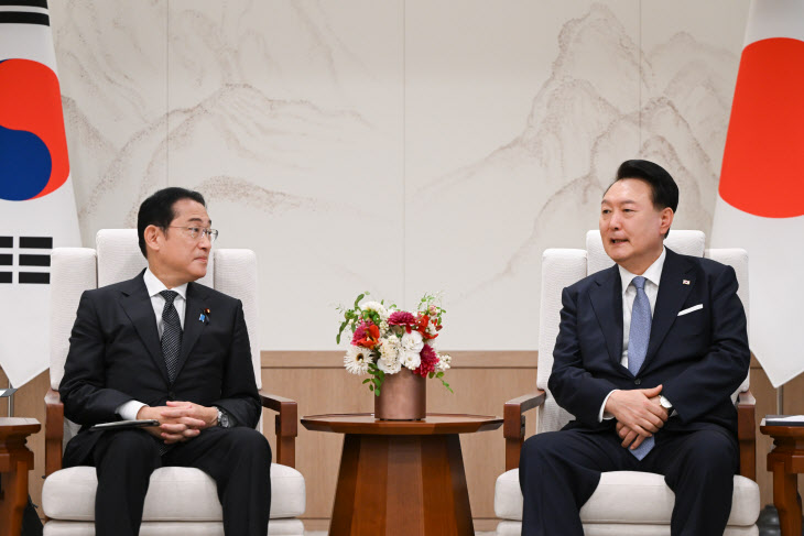 윤석열 대통령, 기시다 후미오 일본 총리와 소인...