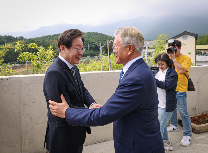 문 전 대통령과 악수하는 이재명 대표<YONHAP NO-4105>