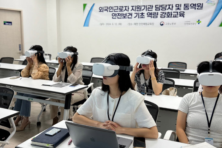 VR 체험중인 외국인 통역사