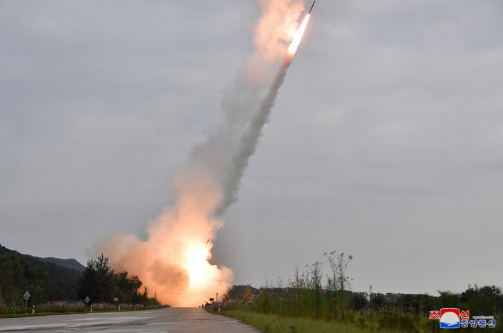 김정은, 신형 600mm 방사포차 성능검증 시험사격