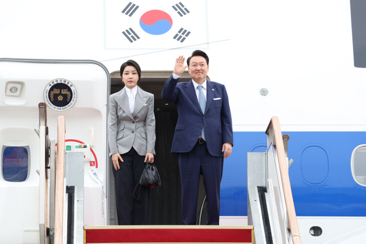 윤석열 대통령 부부, 체코 공식 방문 출국