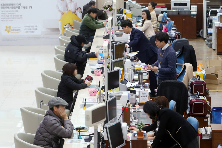 붐비는 은행 창구