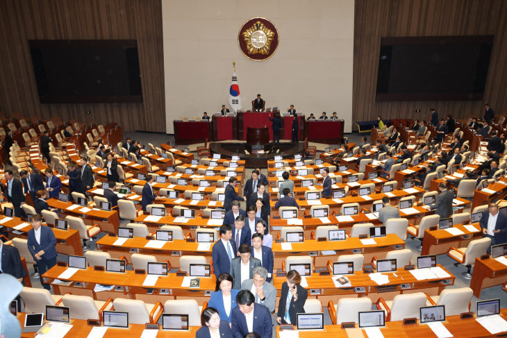 재표결 법안 부결에 퇴장하는 야당