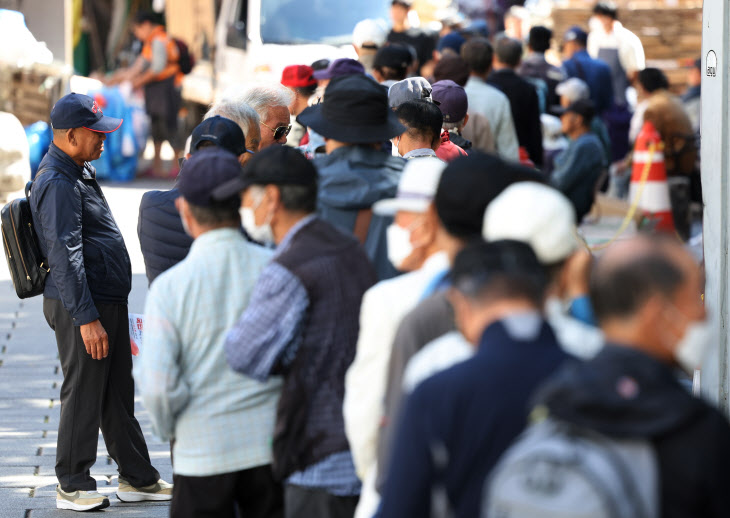 점심 식사 기다리는 어르신들<YONHAP NO-5208>