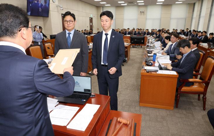 국회 행안위, 김태영·이승만 21그램 대표에게 ...