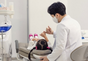 “영유아기 구강관리 중요… 치아 약하면 불소도포 치료”